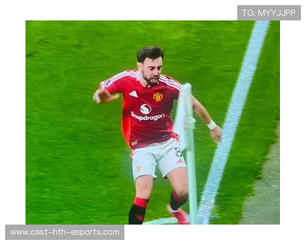 曼联33岁铁腰大爆发！近5场独造4球，曼联官宣续约铁卫